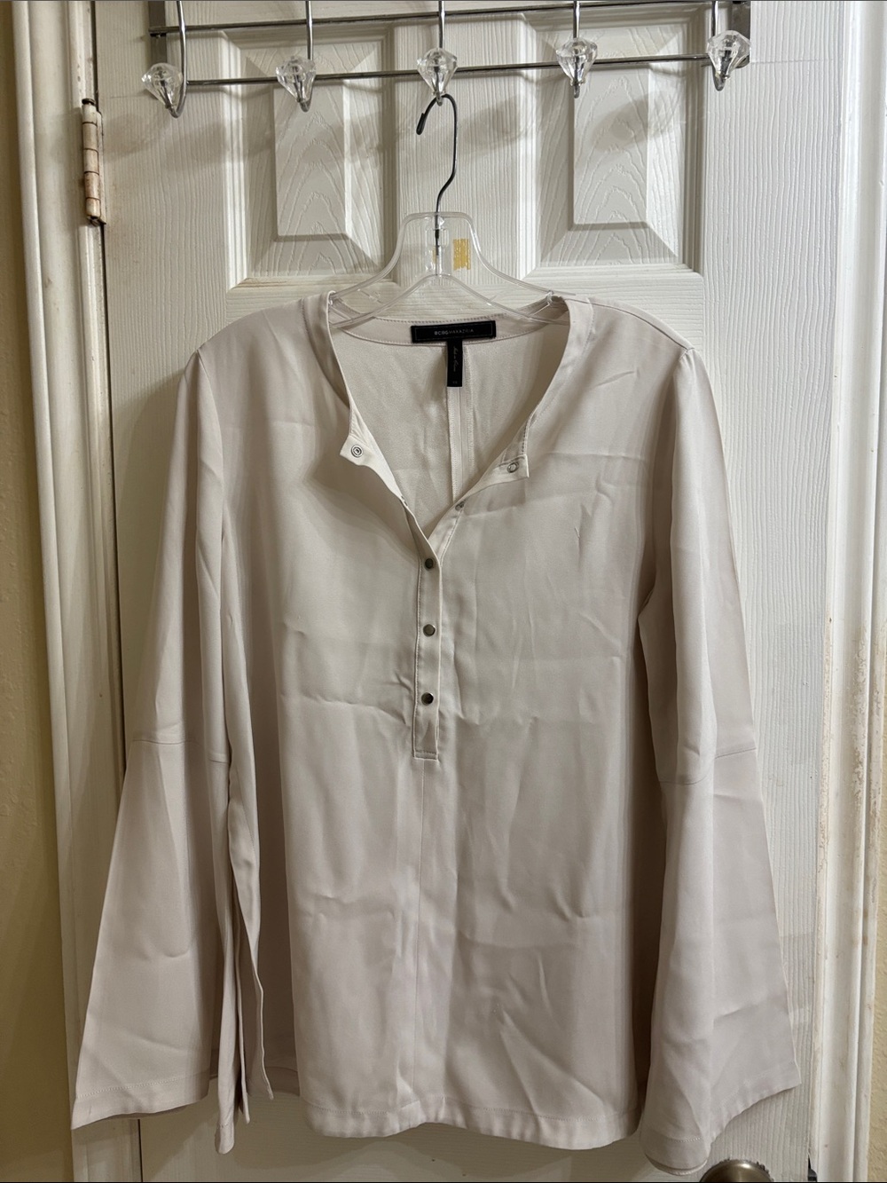 BCBGMaxAzria Nataleigh Ivory Silk-Blend bell sleeve Blouse. NWOT